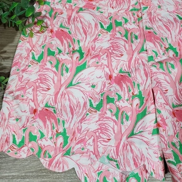 LILY Pulitzer pink, green, & white buttercup flamingo scalloped 5" shorts size 2 - Picture 2 of 8